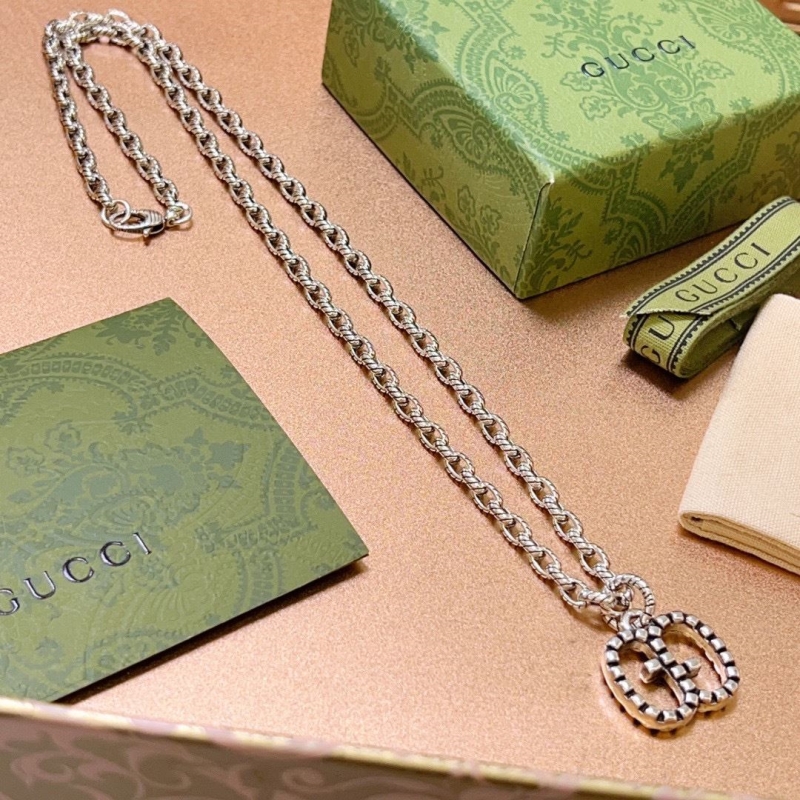 G*u*i necklaces
